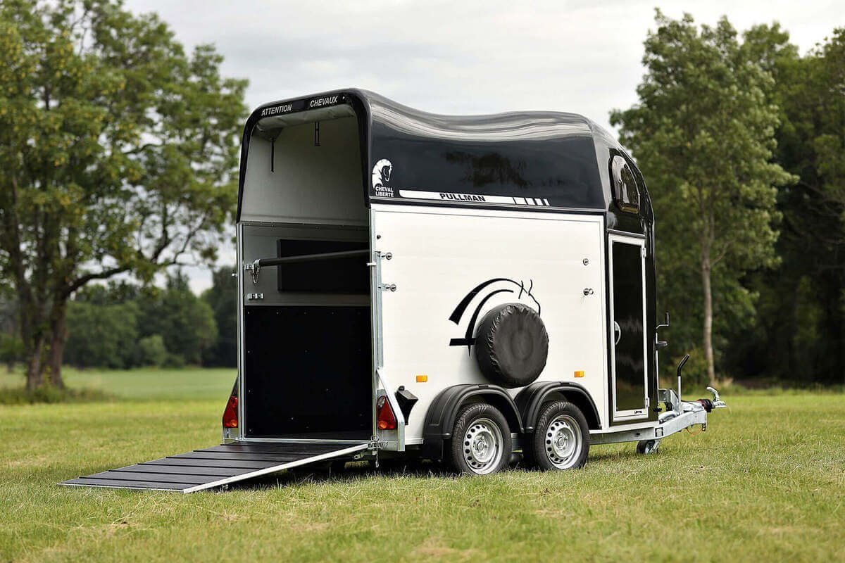 Remolque-para-1-caballo-y-medio-Gold-One-22.jpeg Pferdeanhänger für 1,5 Pferde Gold One – Bild 1